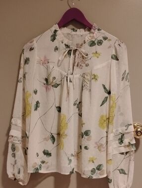 Vintage Floral Lined Scoop-Neck Blouse.